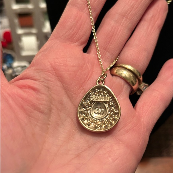 Chic Silver Pendant Necklace - Picture 6 of 8